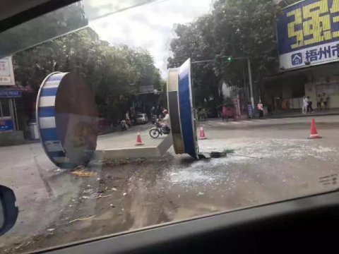 交通崗?fù)ぁ皺M躺”馬路上，究竟怎么回事？