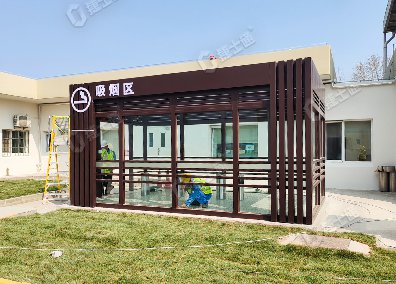 捷士通設計和生產(chǎn)的吸煙亭適用于工廠內(nèi)部，為員工提供一個方便的吸煙場所