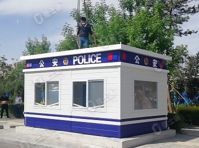 捷士通生產(chǎn)的公園治安崗亭是專為繁華公園設計的，旨在提供一個安全、便捷的